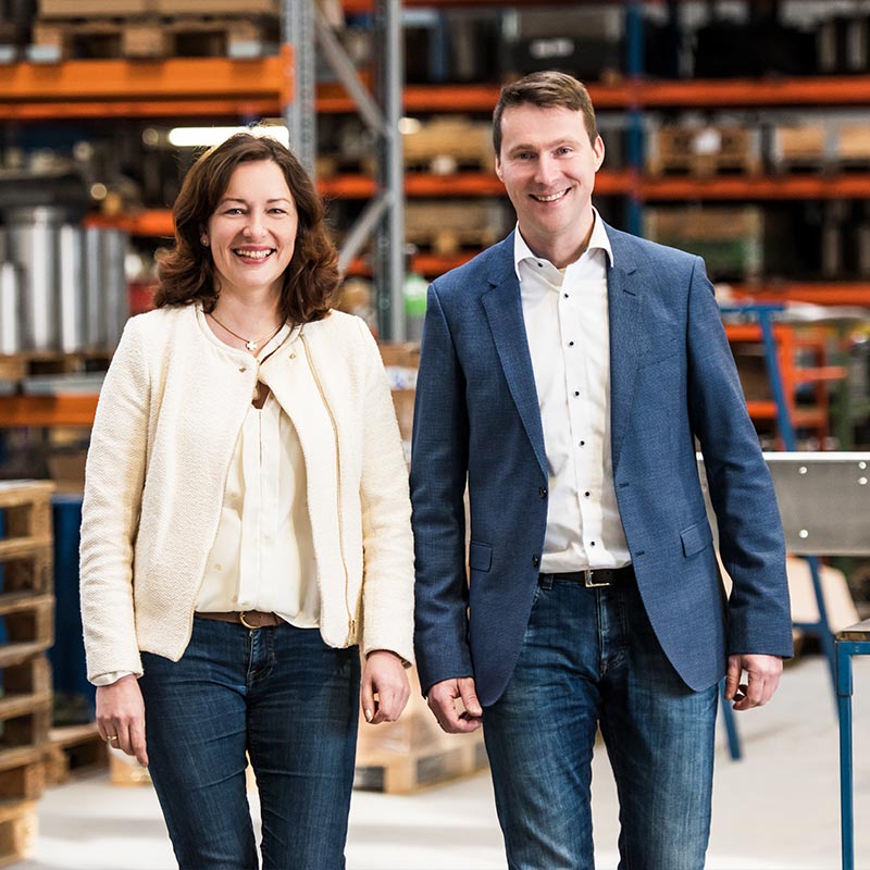 KURRE Geschäftsführer Stefan und Silke Plaggenborg laufen durch die Produktionshalle