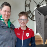 Mutter und Sohn neben der Feuertonne