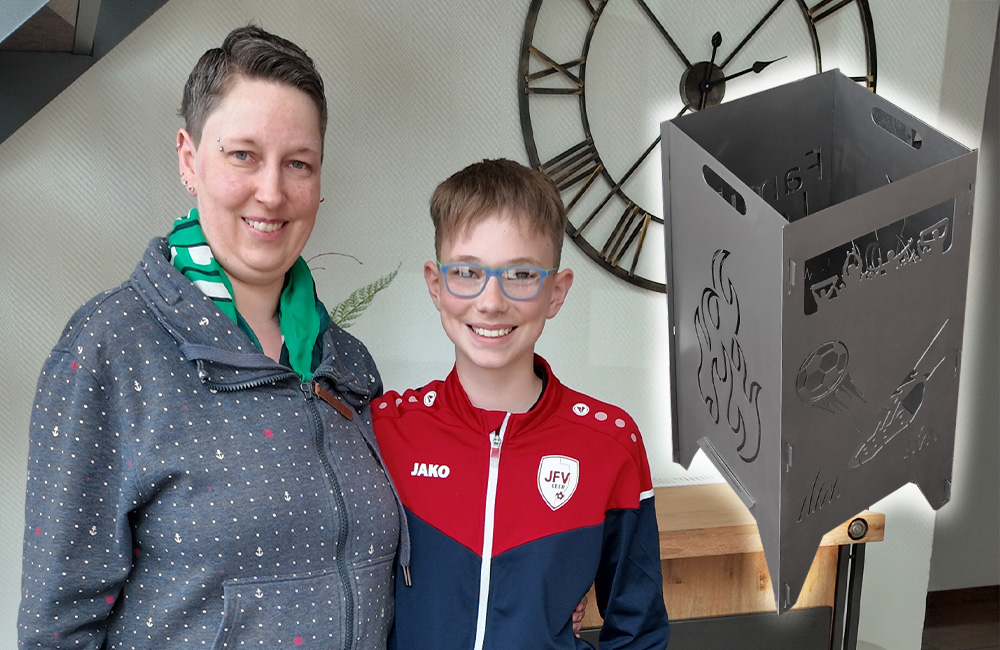 Mutter und Sohn neben der Feuertonne