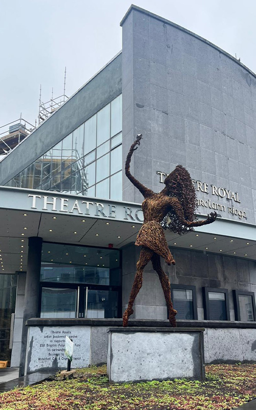 Statue vor einem Theater in Irland