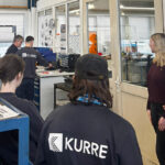 Auszubildende in einer Halle