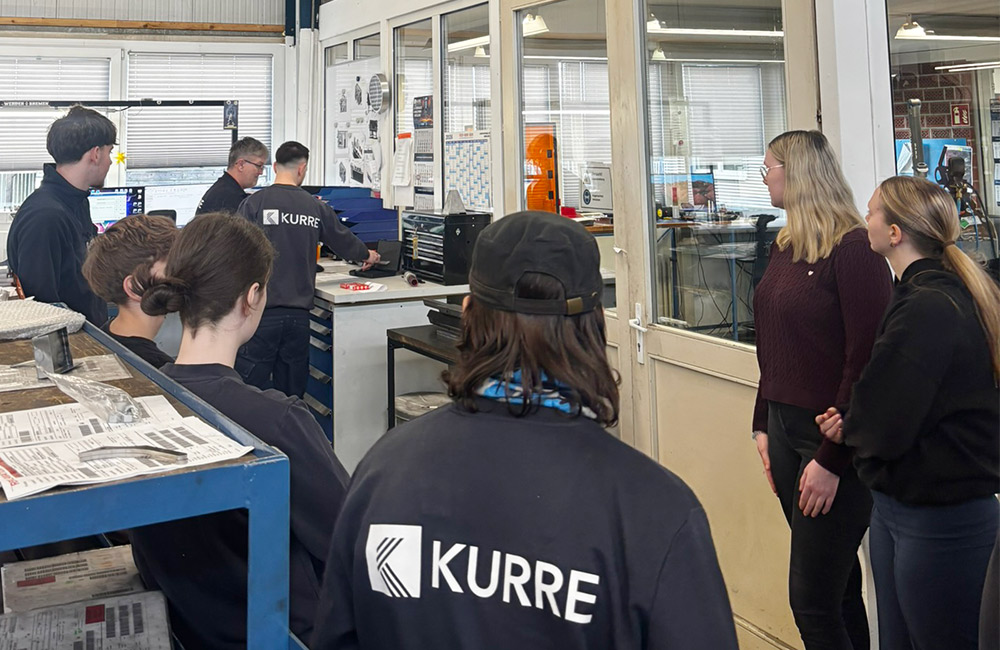 Auszubildende in einer Halle