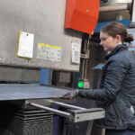 Eine junge Frau an einer Kantbank