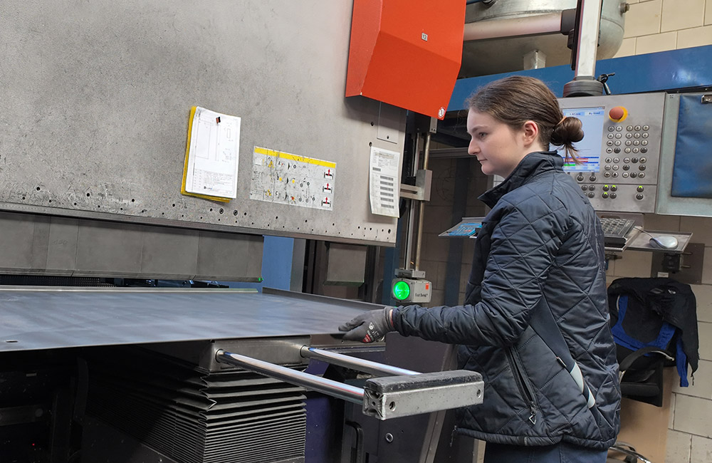 Eine junge Frau an einer Kantbank