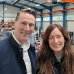 Ein Mann und eine Frau in einer Montagehalle