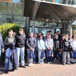 Gruppe aus 22 Kindern und 2 Erwachsenen vor einem Gebäude