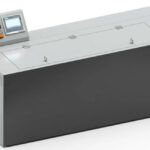 graue Kiste aus Metall mit einem Bedienpult an der linken Seite