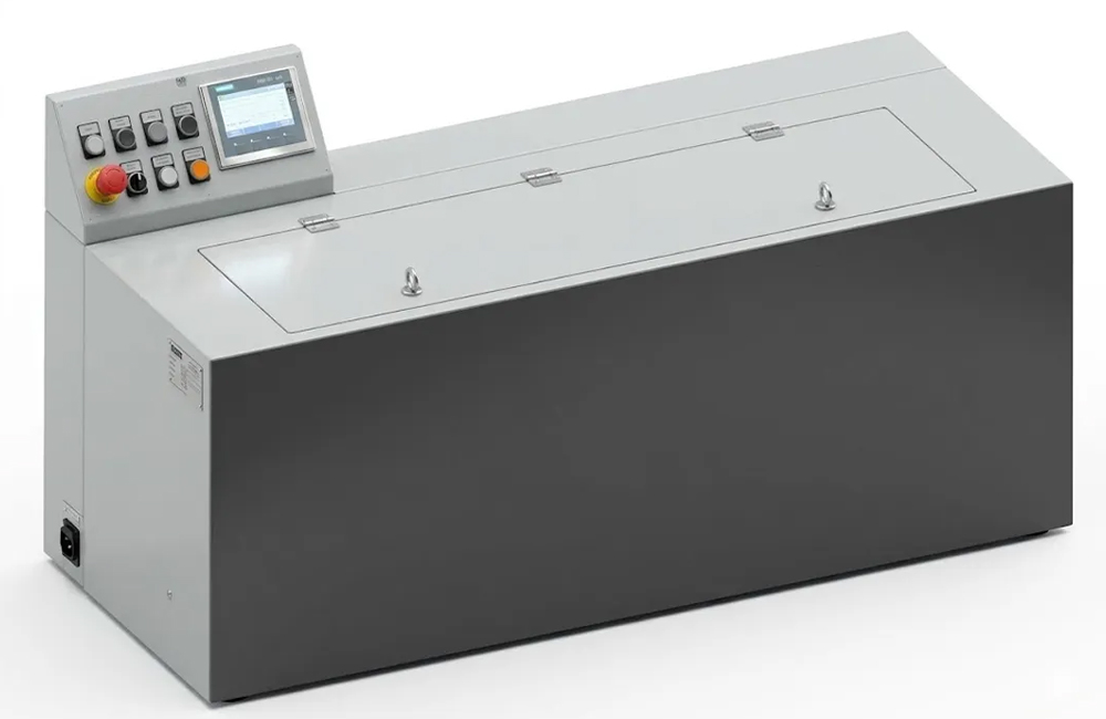 graue Kiste aus Metall mit einem Bedienpult an der linken Seite