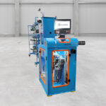 Blauer Fachautomat für Steeger-Spulen in einer Halle