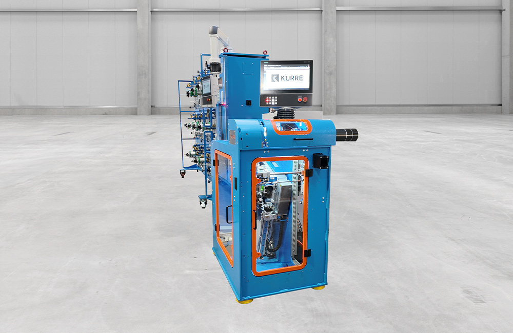 Blauer Fachautomat für Steeger-Spulen in einer Halle