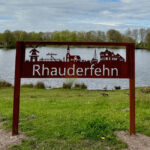 Eine Skyline vor einem See.