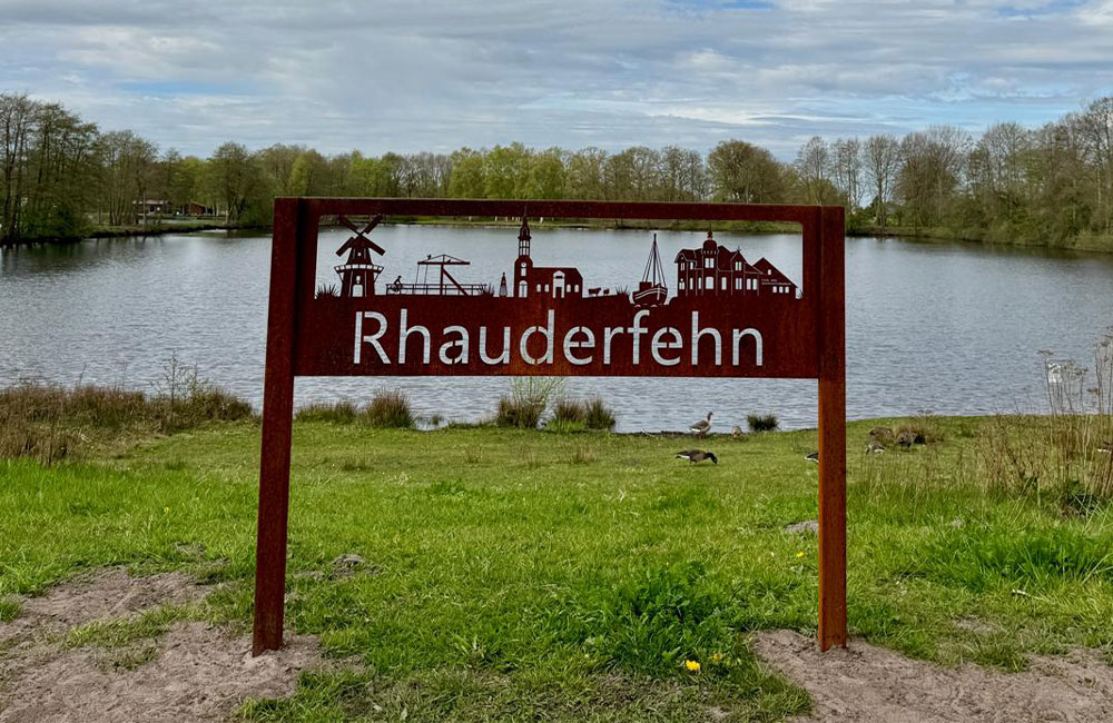 Eine Skyline vor einem See.