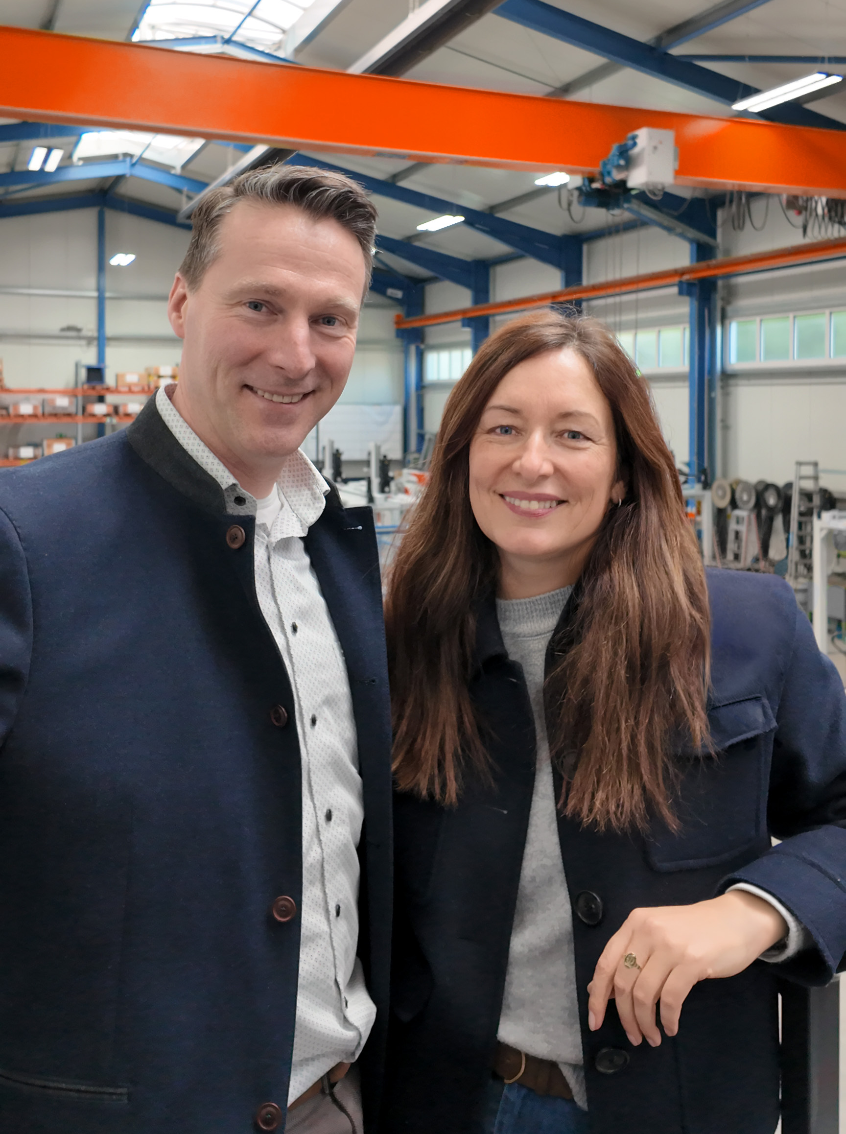 Links ein Mann und rechts eine Frau in einer Halle