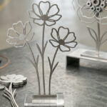 Metallblume auf einem Tisch in einer Produktionshalle