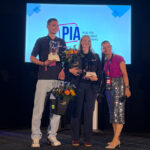 PIA 2026 - 3 Personen auf der Bphne mit Preisen